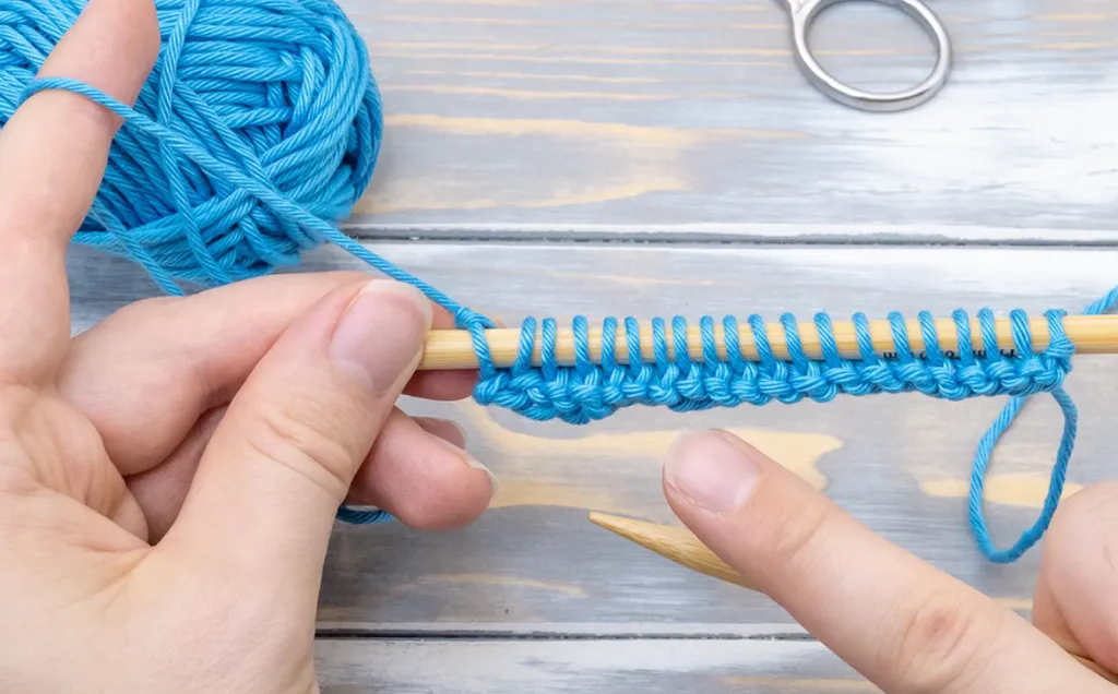 Как должно выглядеть изделие после того, как вы закончите вязать первый ряд.png